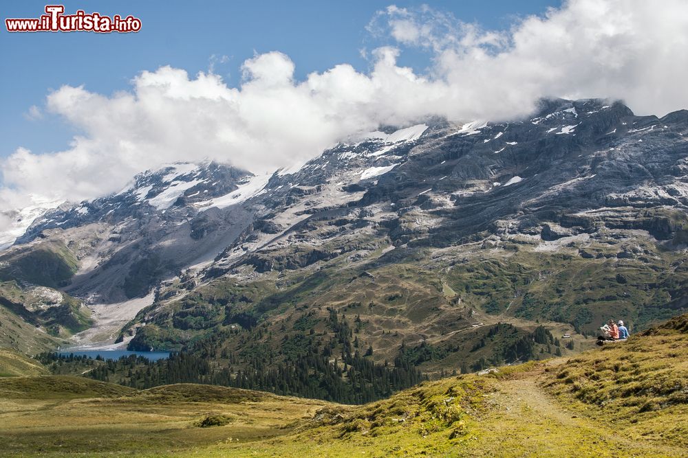 Immagine Un pittoresco paesaggio naturale a Hasliberg, Svizzera. Chilometri di piste candide si alternano alle foreste e ai boschi fitti che caratterizzano questo angolo di Svizzera.