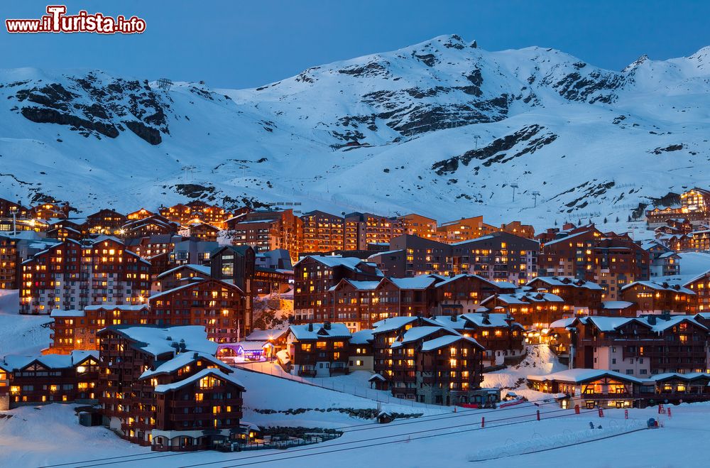 Immagine Un pittoresco panorama by night di Val Thorens, Francia.