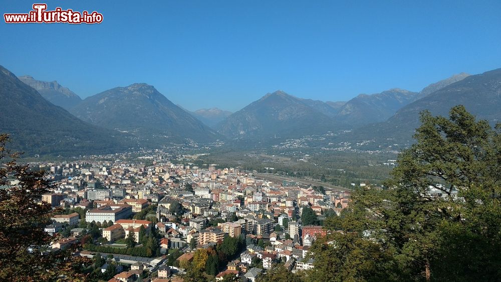 Immagine Un pittoresco panorama dall'alto della cittadina di Domodossola, Piemonte. La città è il centro principale della Val d'Ossola e si trova nella piana del fiume Toce.