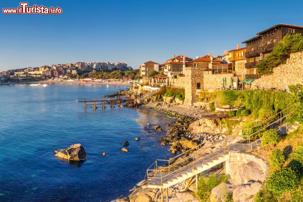 Immagine Un pittoresco panorama della costa di Sozopol, Bulgaria, Mar Nero. E' una delle principali località balneari del paese.