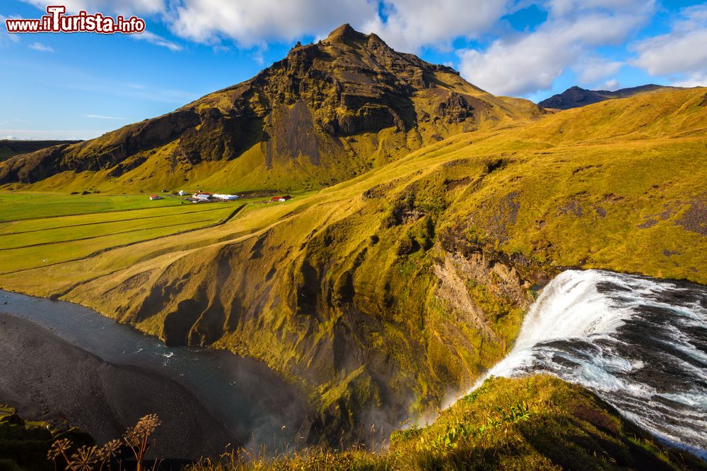 Immagine Un pittoresco panorama della valle che ospita la cascata di Skogafoss: siamo nel sud dell'Islanda vicino alla cittadina di Skogar.