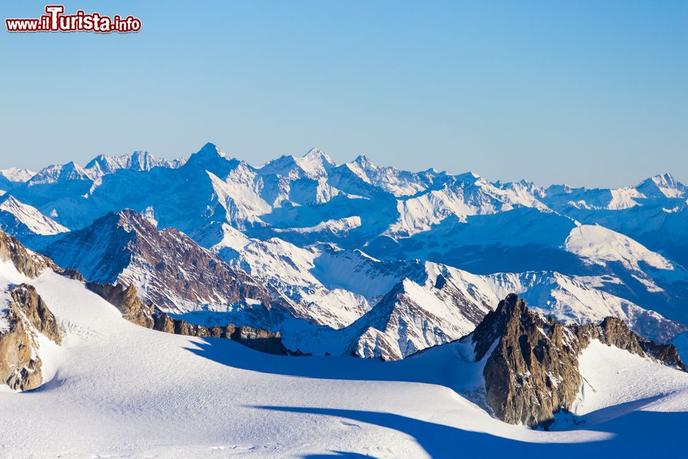 Immagine Un pittoresco panorama dell'Aiguille du Midi, Alpi francesi, Chamonix.