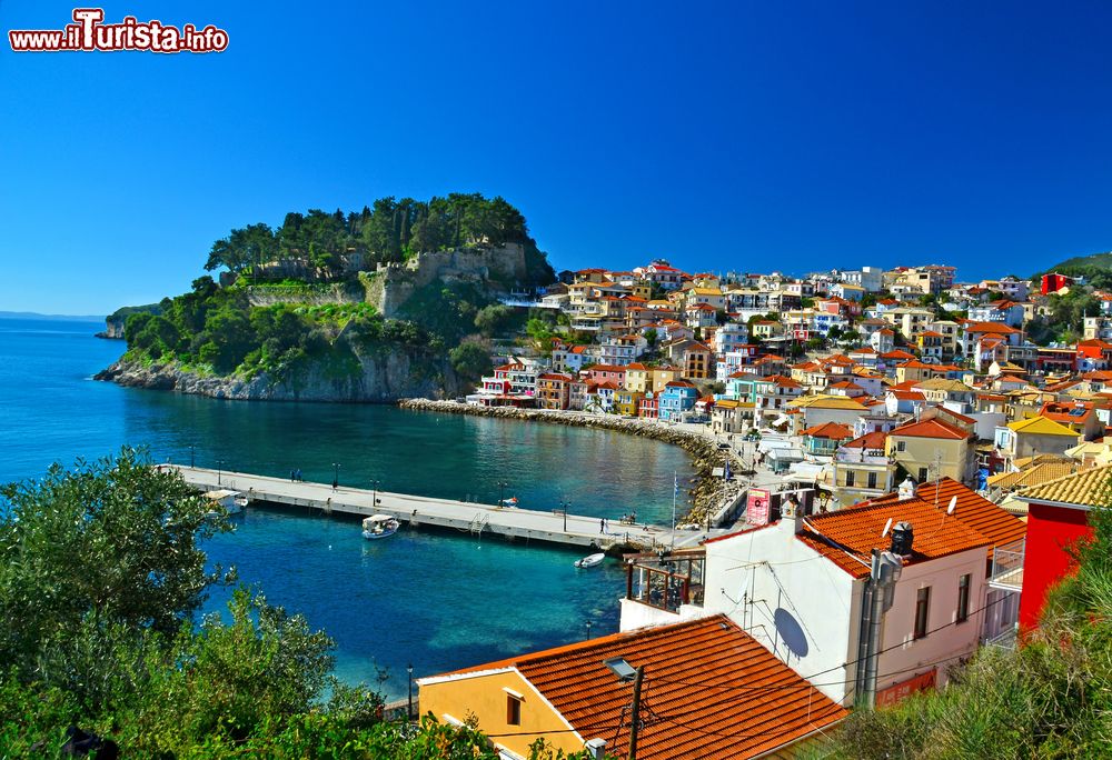 Immagine Un pittoresco panorama di Parga, resort turistico dell'Epiro, Grecia. Amata per le sue spiagge tranquille e per l'atmosfera che si respira, questa località è famosa per le sue case colorate che si affacciano sul mare dell'Epiro, un concentrato di blu e azzurro dalle mille tonalità.