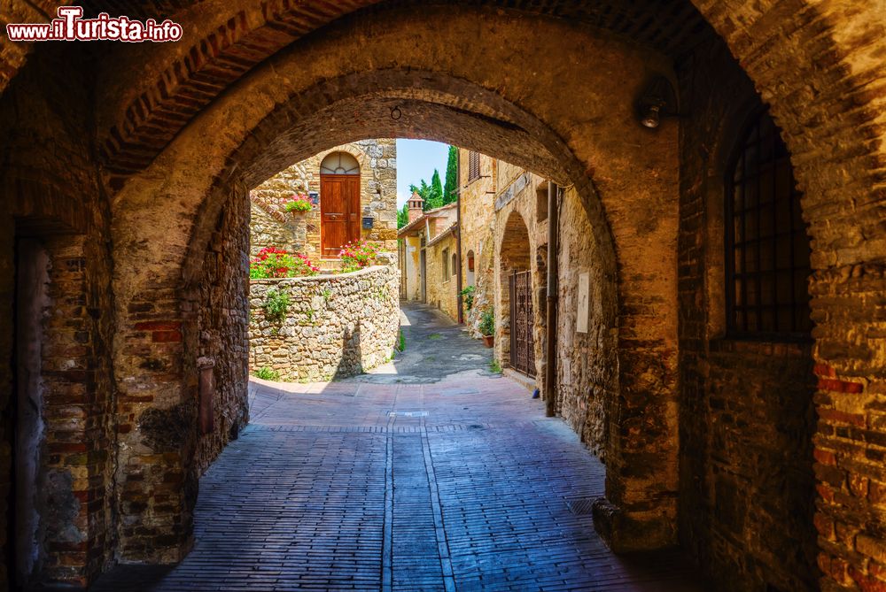 Immagine Un pittoresco scorcio attraverso un arco del centro di San Gimignano, Toscana.