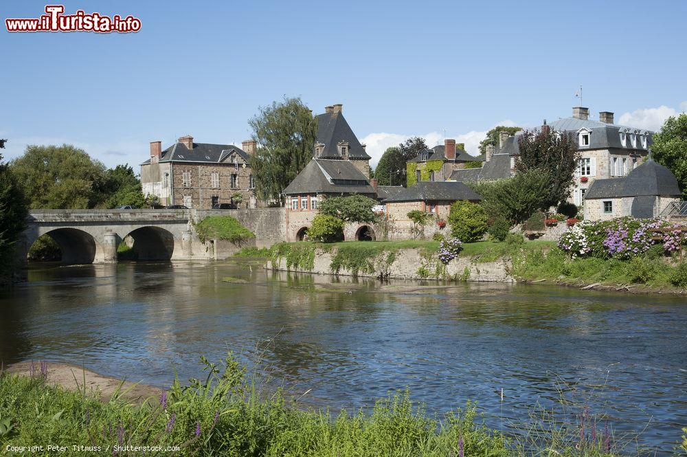 Immagine Un pittoresco scorcio del borgo francese di Ducey-les-Cheris con il fiume Selune, Normandia. Questo breve corso d'acqua, che si snoda per 91 km, si getta nella baia del Mont Saint Michel con una foce a estuario - © Peter Titmuss / Shutterstock.com