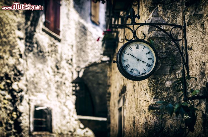 Immagine Un pittoresco scorcio del borgo medievale di Tenno, Trentino Alto Adige. Questa piccola località di formazione medievale ha origine antichissime con testimonianze che risalgono all'età del bronzo  - © Ardenvis / Shutterstock.com