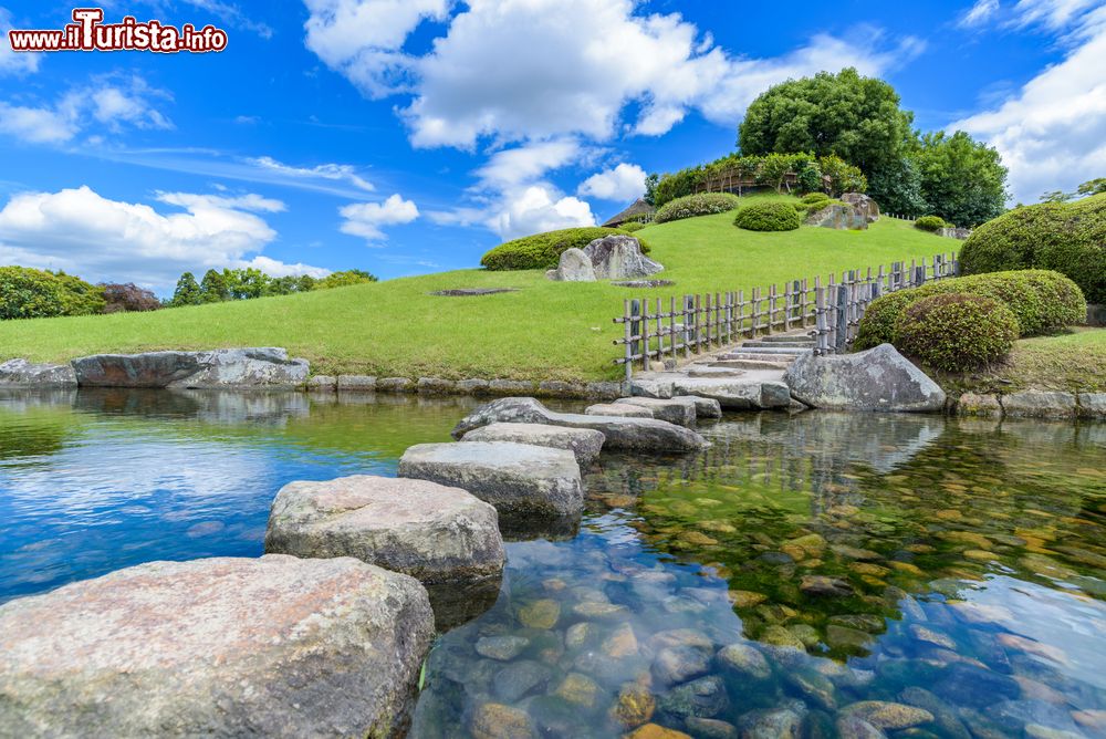 Immagine Un pittoresco scorcio del giardino Korakuen a Okayama, Giappone.