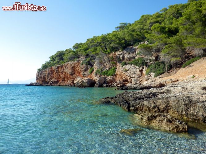 Immagine Un pittoresco scorcio del Mare Mediterraneo nell'isola di Angistri, Grecia - © another name / Shutterstock.com