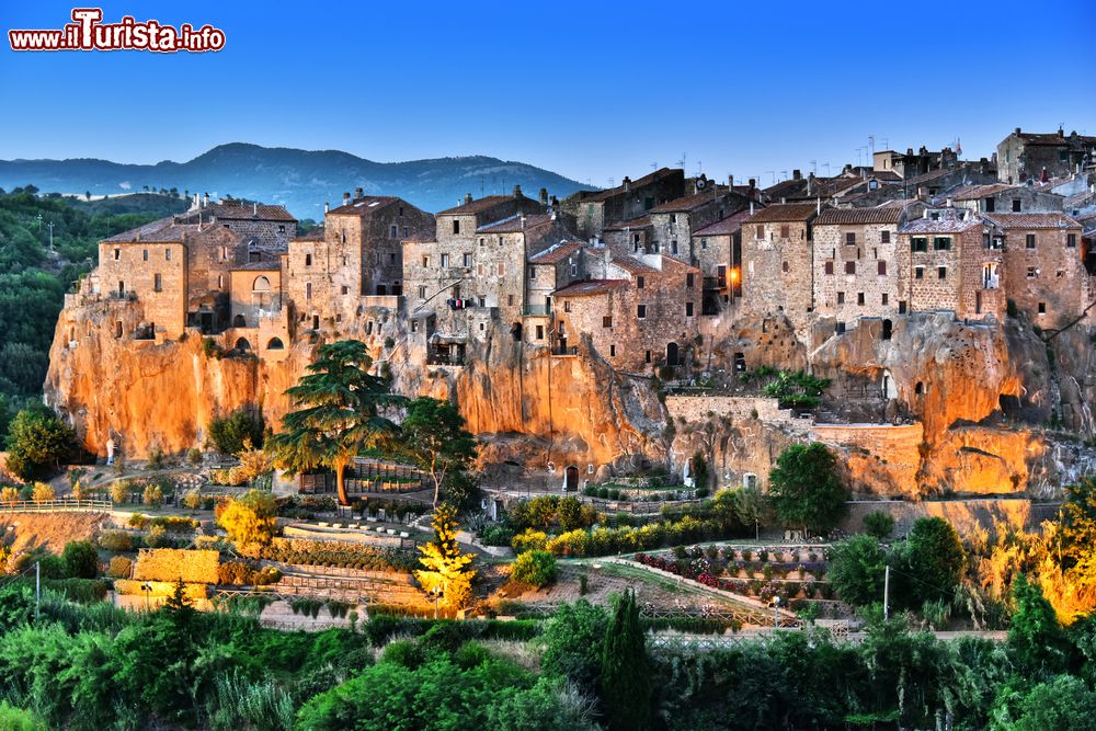 Immagine Un pittoresco scorcio della città di Pitigliano, Toscana, al tramonto. Siamo in una delle più suggestive località rurali della Toscana.