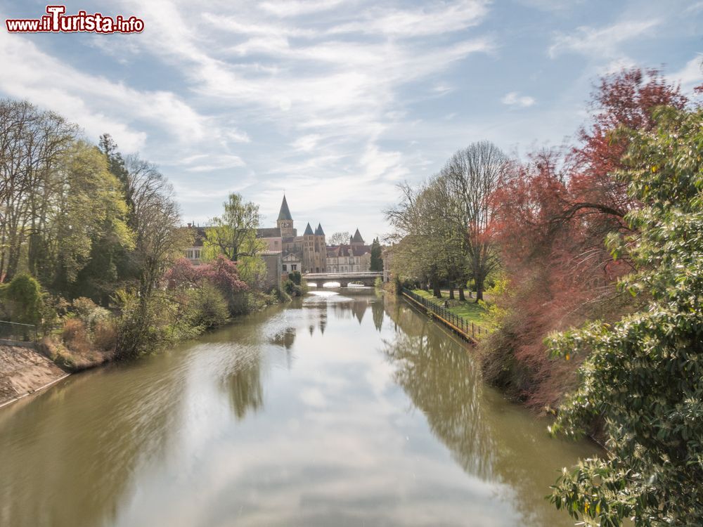 Immagine Un pittoresco scorcio della cittadina di Paray-le-Monial, Francia: questa località è famosa per la basilica cluniacense del Sacro Cuore.