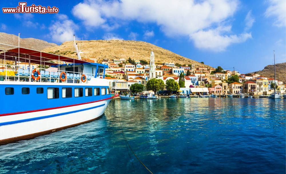 Immagine Un pittoresco scorcio della costa di Chalki, Grecia. Siamo a 6 km dalle coste di Rodi: con soli 28 km quadrati di superficie è la più piccola isola abitata stabilmente nell'arcipelago del Dodecaneso.