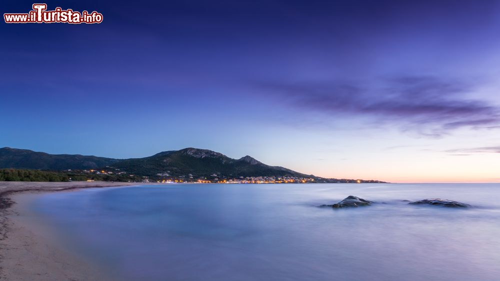 Immagine Un pittoresco scorcio della spiaggia di Algajola al tramonto, Corsica.