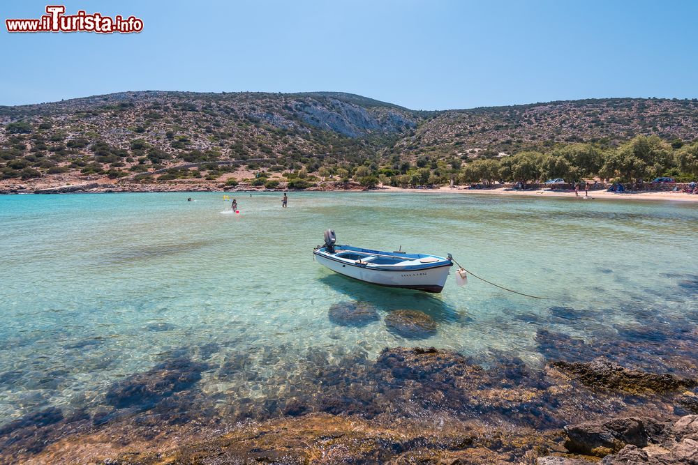 Immagine Un pittoresco scorcio della spiaggia di Platis Gialos sull'isola di Lipsi, Grecia.