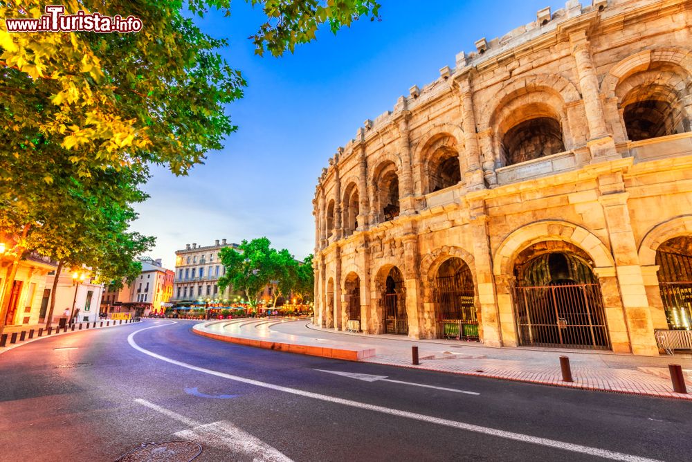 Immagine Un pittoresco scorcio dell'anfiteatro romano di Nimes, Occitania, sud della Francia. Monumento storico dal 1840, si presenta come doppio teatro con sovrapposizione di due piani ad arcata.