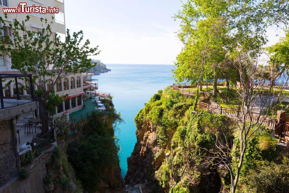 Immagine Un pittoresco scorcio dell'antico centro di Kaleici, Antalya, Turchia. Protetti ancora oggi dal vecchio porto romano, Kaleici e i suoi edifici storici rappresentano il nucleo originario di Antalya.