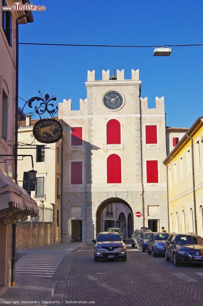 Immagine Un pittoresco scorcio dell'antico centro di Vittorio Veneto, Treviso. Deve il suo nome al re d'Italia Vittorio Emanuele II° - © Alessandro Zappalorto / Shutterstock.com