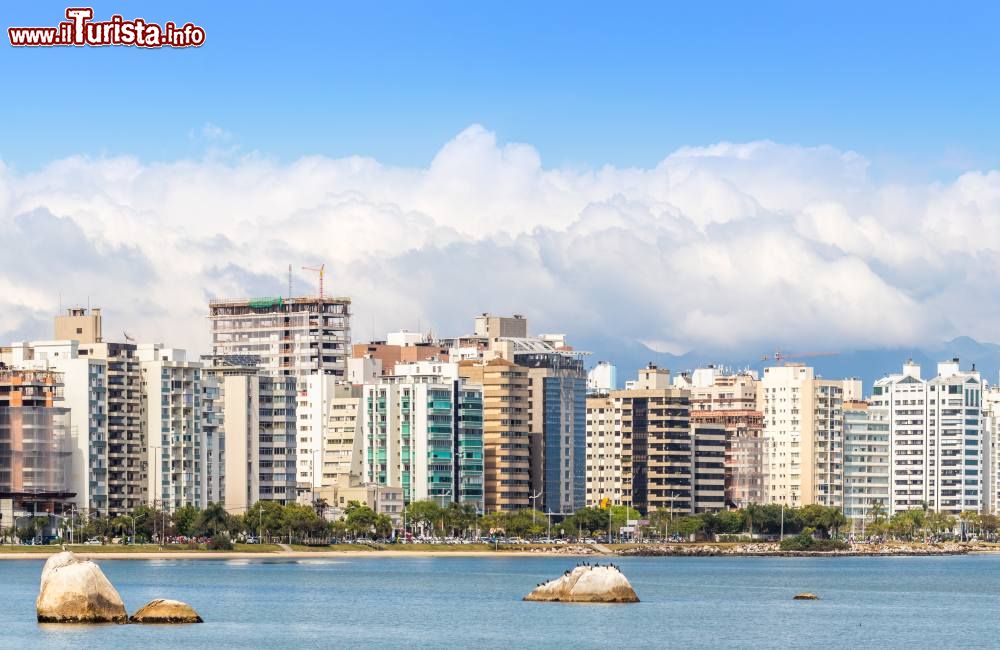 Immagine Un pittoresco scorcio di North Bay a Florianopolis, Brasile.