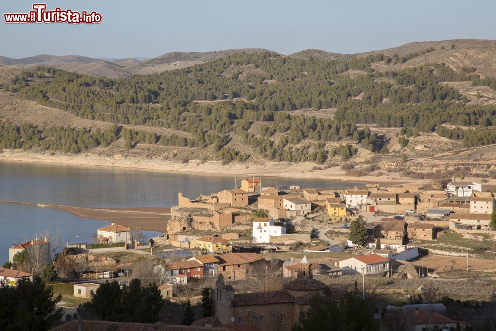 Immagine Un pittoresco scorcio di Nuevalos, Spagna, fotografato dall'alto.