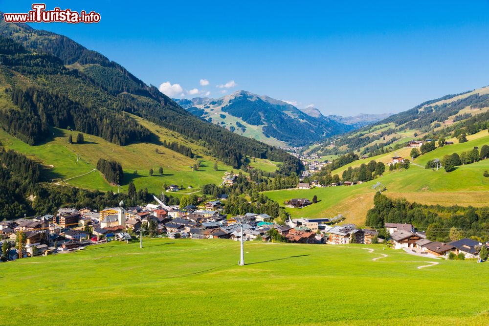 Immagine Un pittoresco scorcio estivo del villaggio austriaco di Saalbach circondato da prati verdi, Tirolo.