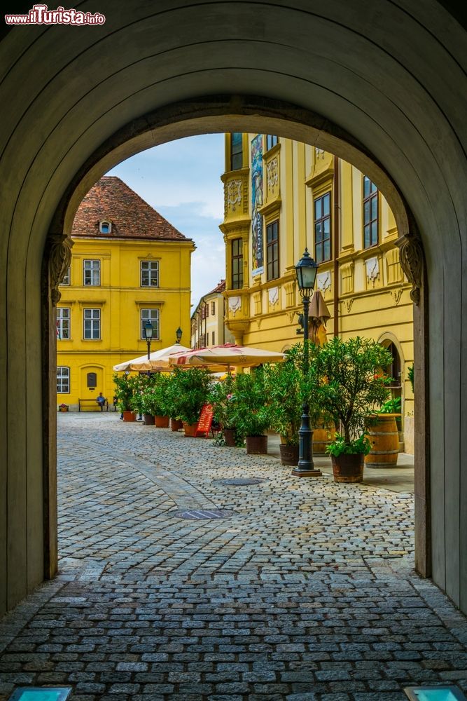 Immagine Un pittoresco scorcio fotografico di Sopron vista attraverso la Torre di Fuoco, Ungheria.