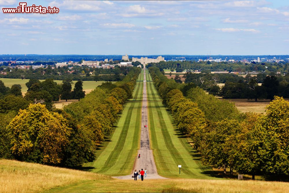Immagine Un pittoresco scorcio panoramico del castello di Windsor, Regno Unito, visto dalle alture della città.