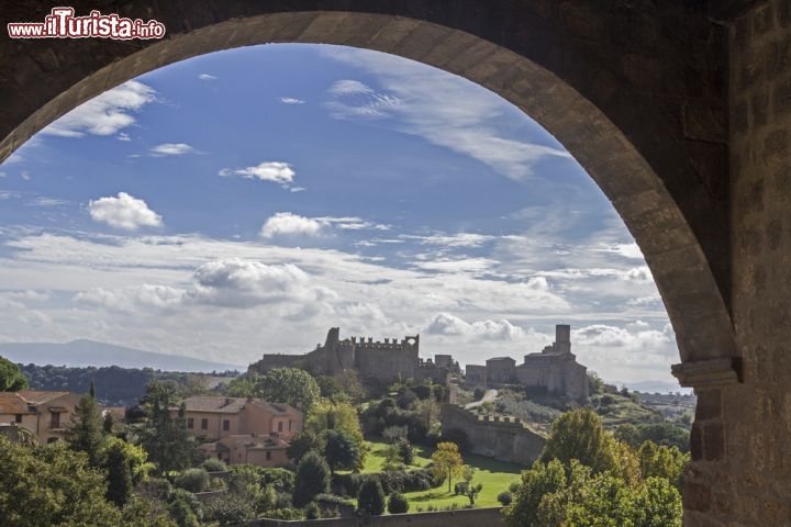 Immagine Un pittoresco scorcio sulla cittadina medievale di Tuscania, Lazio. Questo borgo è conosciuto per i suoi edifici storici, le tombe etrusche e le chiese romane.