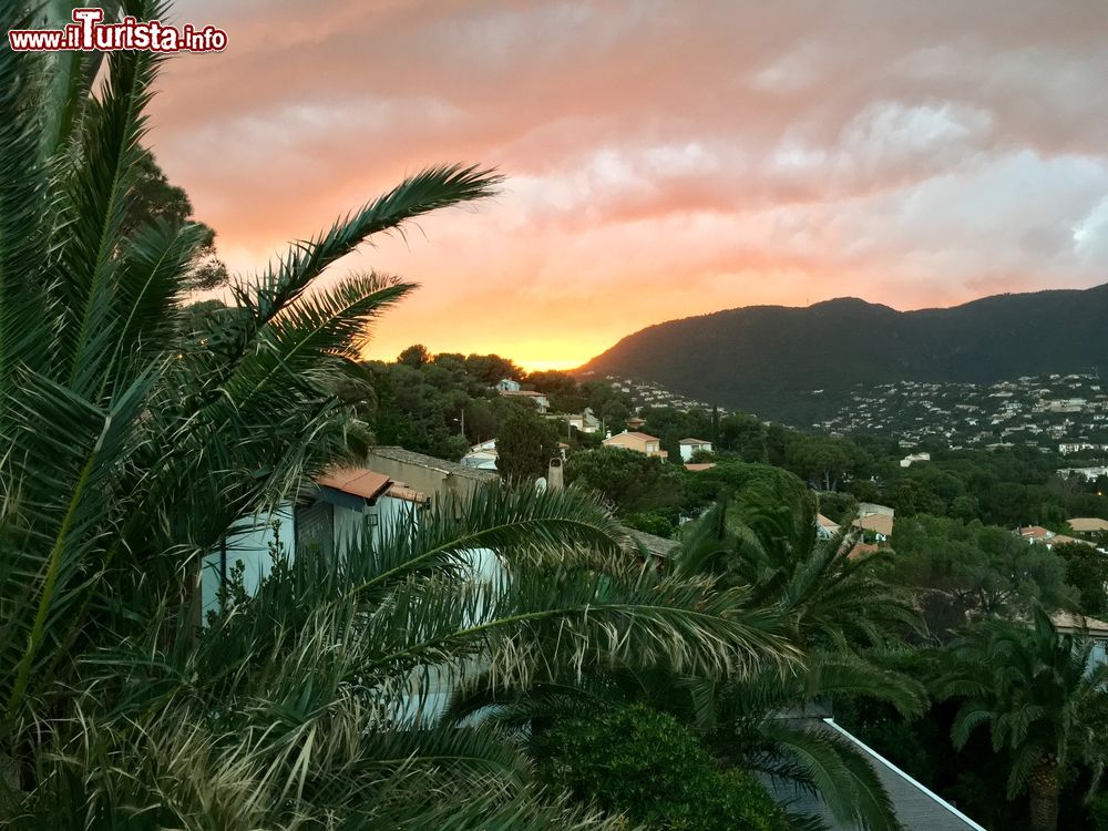 Immagine Un pittoresco tramonto a Cavalaire-sur-Mer, Provenza, Francia. In antichità qui sorgeva una colonia greca sulle cui vestigia è poi sorta la piccola cittadina portuale che conosciamo oggi.