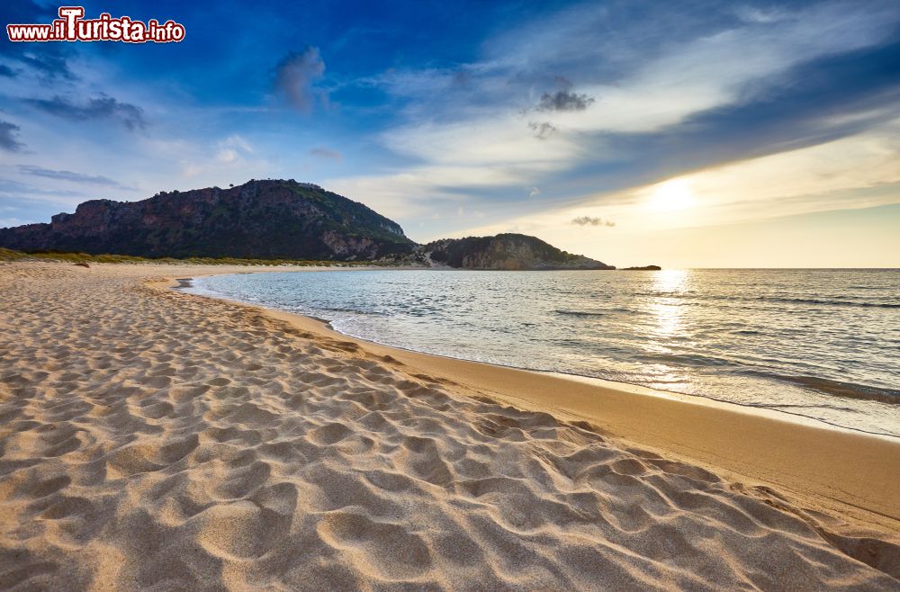 Immagine Un pittoresco tramonto con nuvole multicolore sulla spiaggia di Voidokilia, Pylos, Grecia.