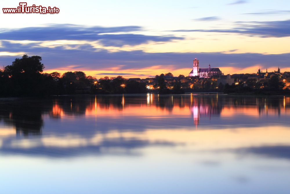Immagine Un pittoresco tramonto sulla città di Nevers e sul fiume Loira, Francia.