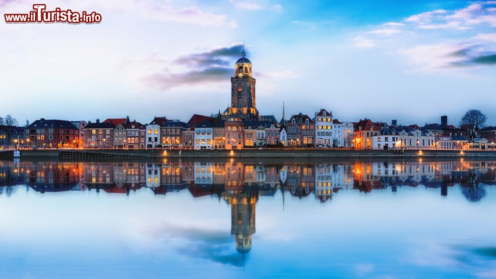 Immagine Un pittoresco tramonto sulla cittadina di Deventer, regione di Overijsse, Olanda. Fra le più suggestive cittadine olandesi, Deventer ospita la maggiore fiera libraria d'Europa a inizi agosto.