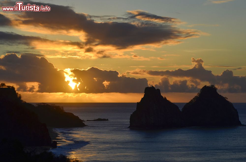 Immagine Un pittoresco tramonto sull'isola di Fernando de Noronha, Brasile.