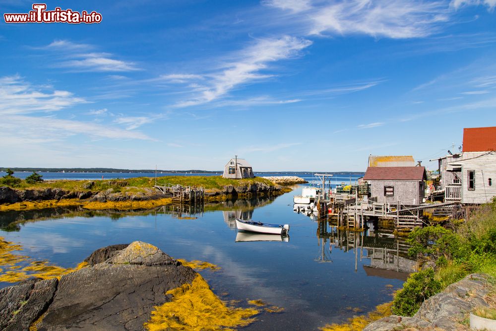 Immagine Un pittoresco villaggio di pescatori con il porto a Maritimes, Nuova Scozia, Canada. Siamo a nord est del Maine, in una delle tre province marittime del Canada affacciata sull'Oceano Atlantico.