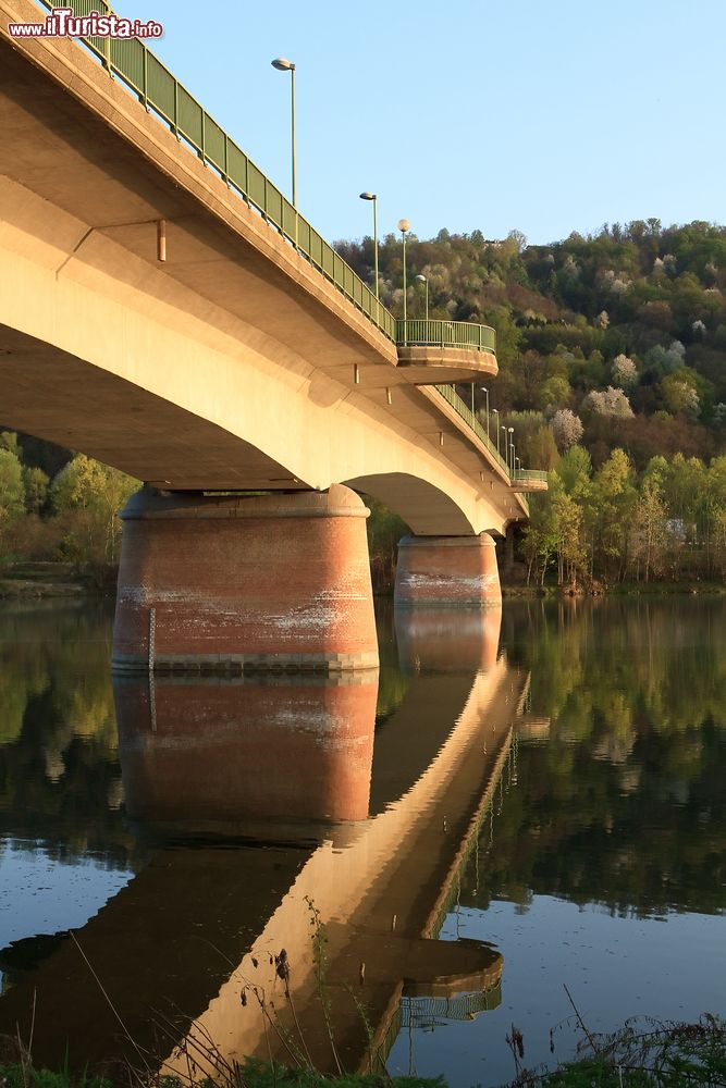 Immagine Un ponte a Chivasso in piemonte: la città si trova alla confluenza del fiume Orco con il fiume Po