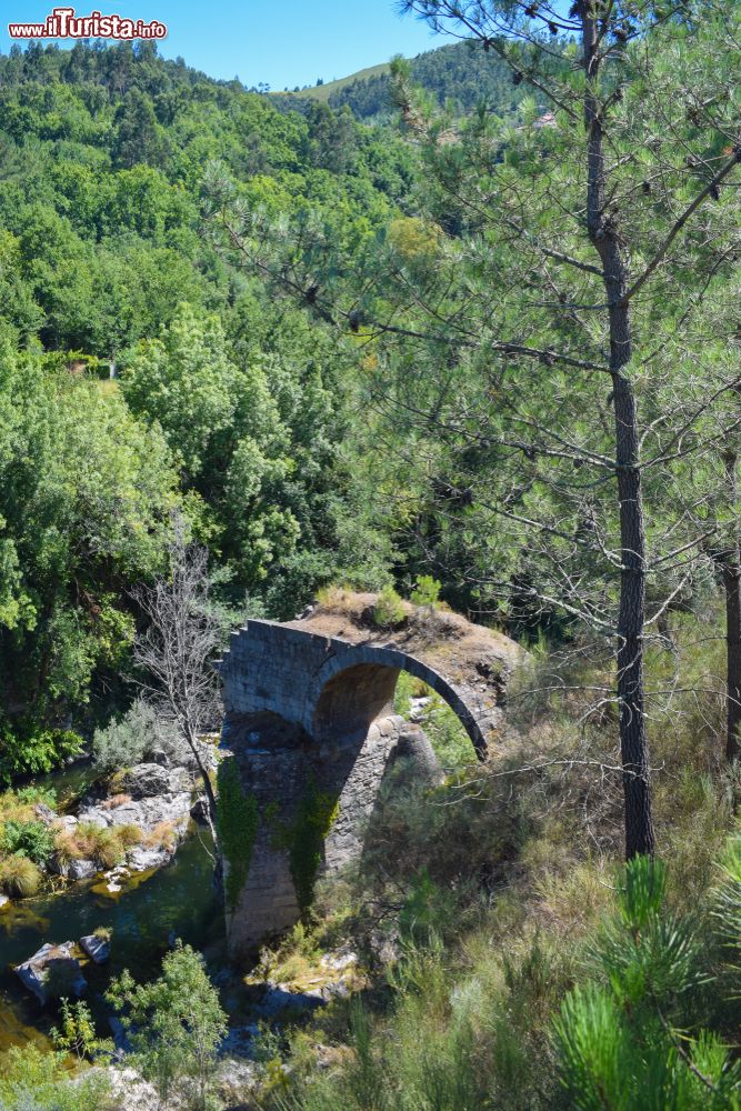 Immagine Un ponte a Ester de Cima, villaggio nel Comune di Ester, nei pressi di Viseu, Portogallo.