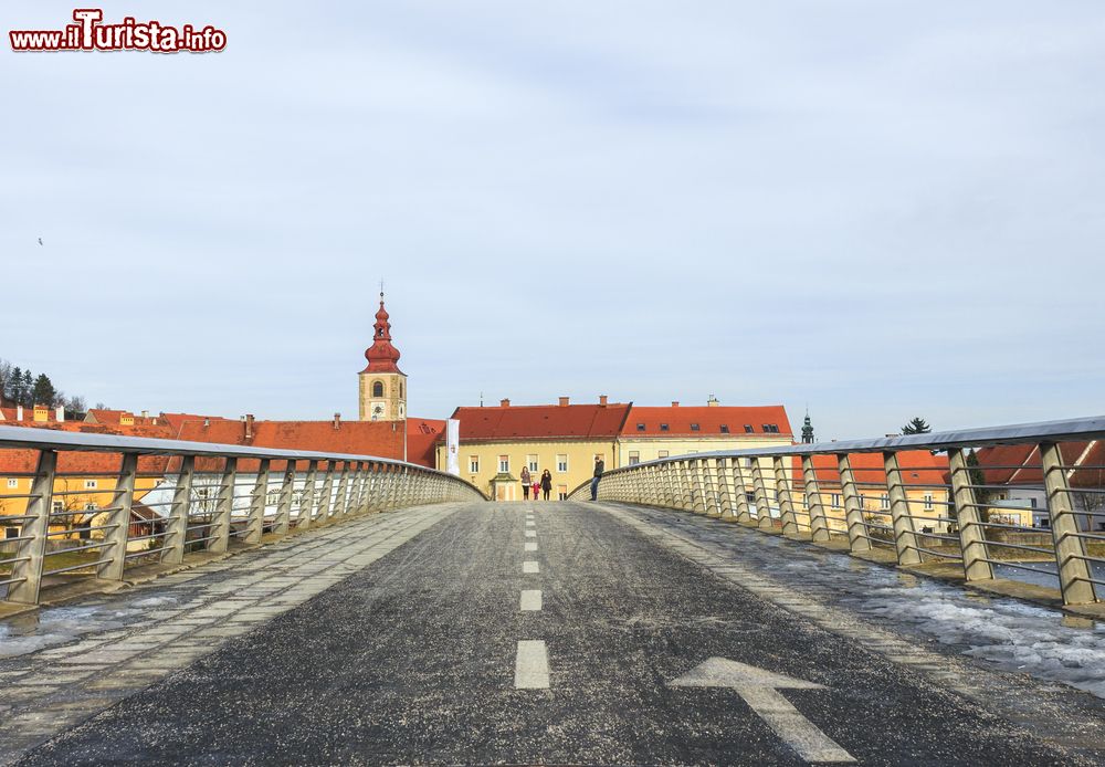 Immagine Un ponte della città di Ptuj, Slovenia, con chiesa e edifici sullo sfondo. Siamo in una città delle più vecchie del paese: la sua storia risale all'età della pietra.