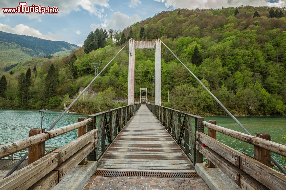 Immagine Un ponte di legno sul Lago di Barcis in Valcellina, Friuli