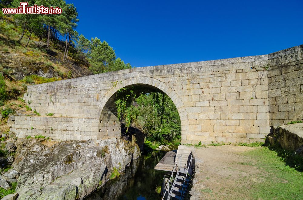 Immagine Un ponte di pietra costruito in epoca medievale nella città di Resende, nord Portogallo.