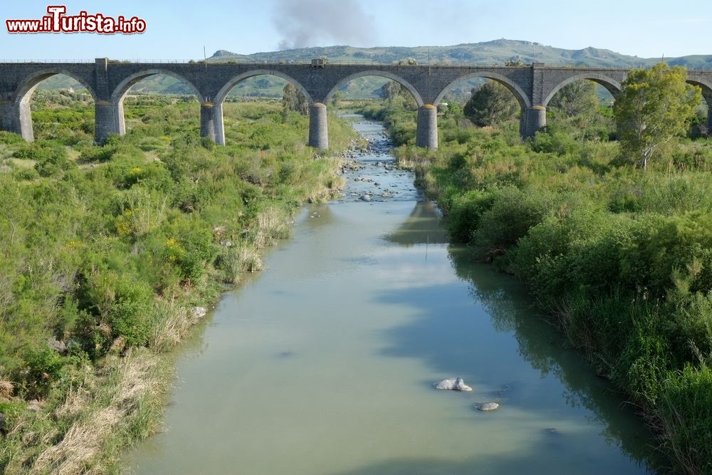Immagine Un ponte ferroviario sul fiume SImeto a sud di Biancavilla in Sicilia.