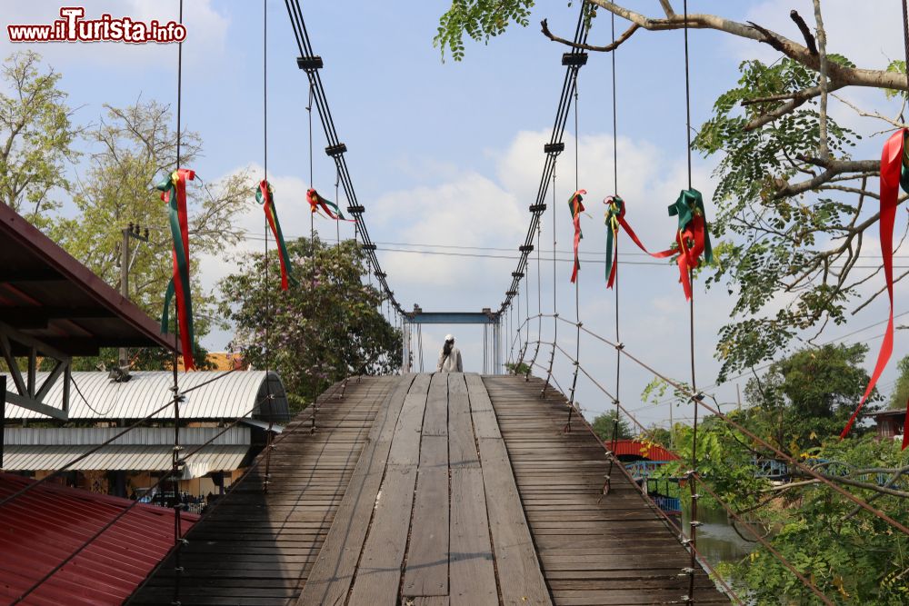 Immagine Un ponte in legno su un canale nei pressi del Sai Noi market, provincia di Nonthaburi (Thailandia).