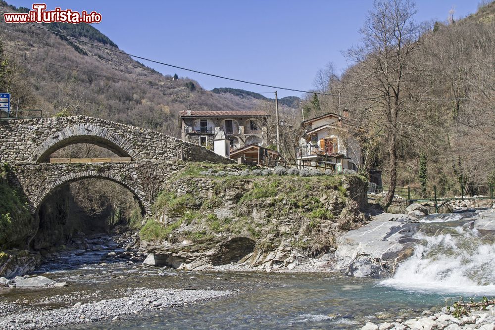 Immagine Un ponte in pietra con doppio arco nel villaggio di Molini di Triora, Imperia (Liguria).