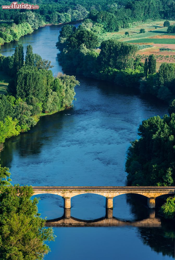 Immagine Un ponte medievale sul fiume Dordogna nei pressi di La Roque-Gageac in Francia