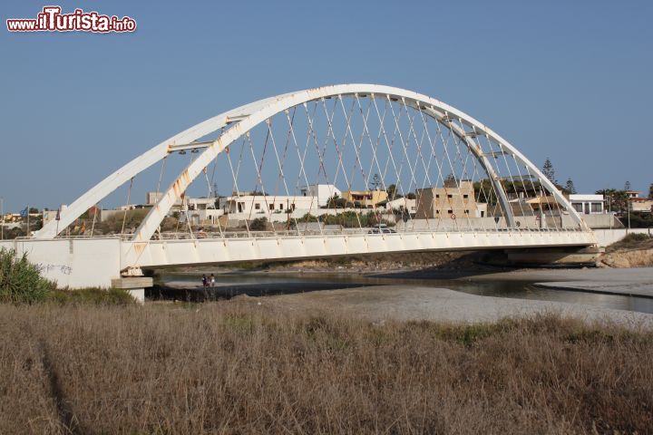 Immagine Ponte nei pressi di Enna, Sicilia - un ponte in acciaio a campana unica nei dintorni della città di Enna, capoluogo dell'omonima provincia e "centro geografico" della Sicilia. - © trossofoto / Shutterstock.com