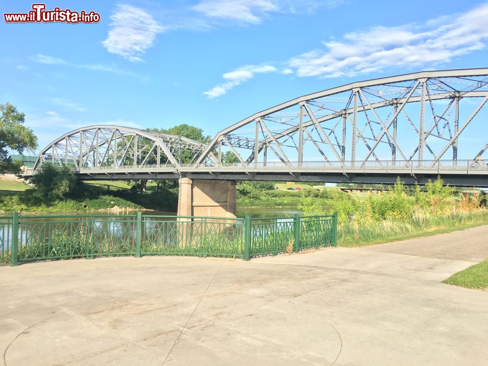 Immagine Un ponte nella città di Grand Forks, North Dakota (USA). Siamo nella terza più popolosa località di questo stato americano.