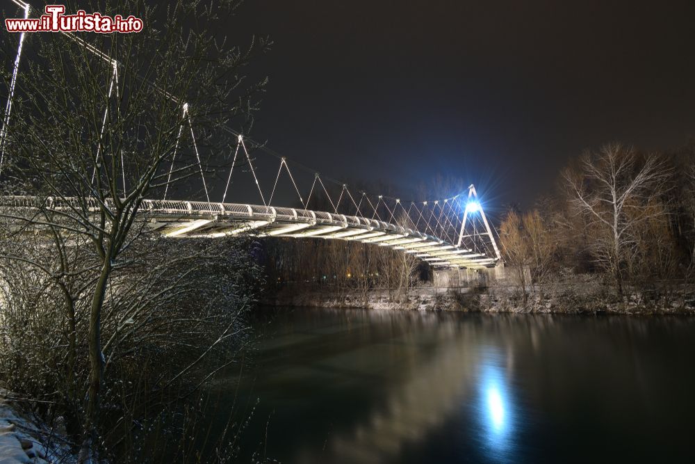 Immagine Un ponte pedonale sul fiume Adda vicino Albosaggia in Valtellina