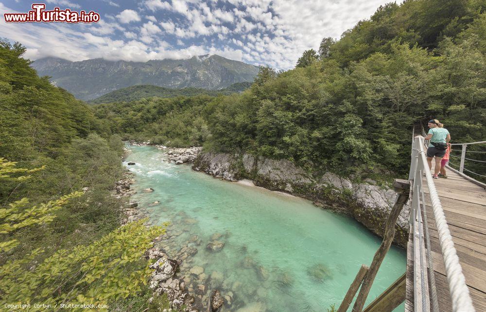 Immagine Un ponte sospeso sul fiume Isonzo a Caporetto in Slovenia - © Cortyn / Shutterstock.com