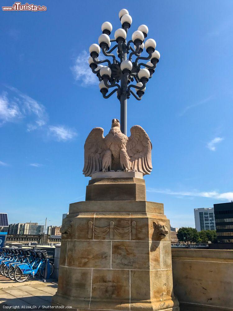 Immagine Un ponte sul fiume Delaware a Philadelphia con la scultura in marmo di un'aquila e un lampione  (Pennsylvania) - © Alisa_Ch / Shutterstock.com