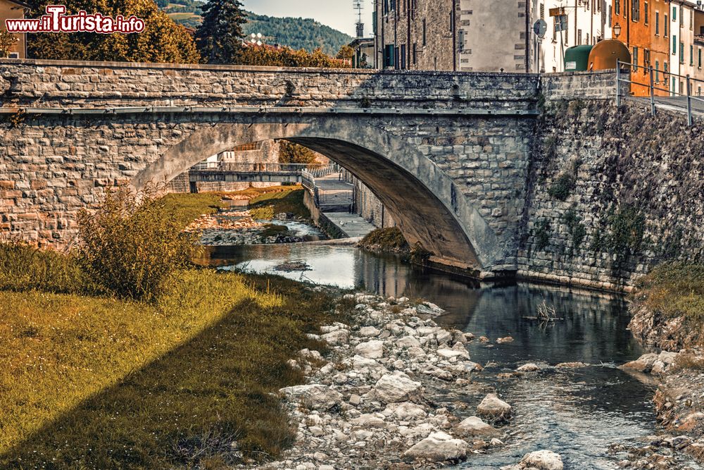 Immagine Un ponte sul Tramazzo nel borgo di Tredozio, Emilia-Romagna