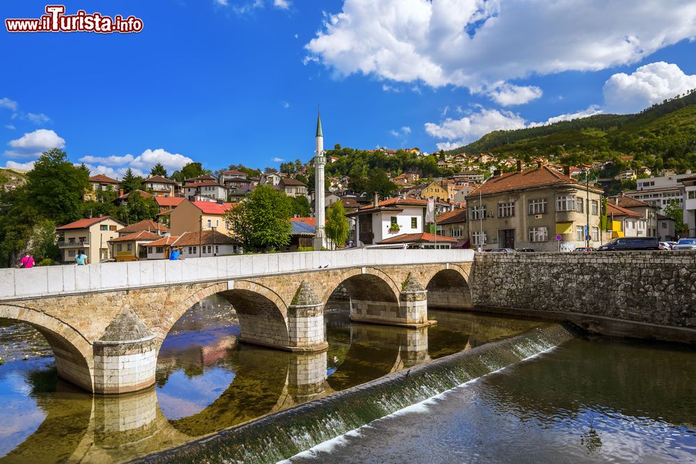 Immagine Un ponte sul vecchio centro storico di Sarajevo, la capitale della Bosnia - Erzegovina