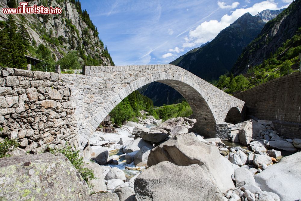 Immagine Un ponte visibile lungo la strada che conduce al Passo del San Gottardo, in Svizzera.