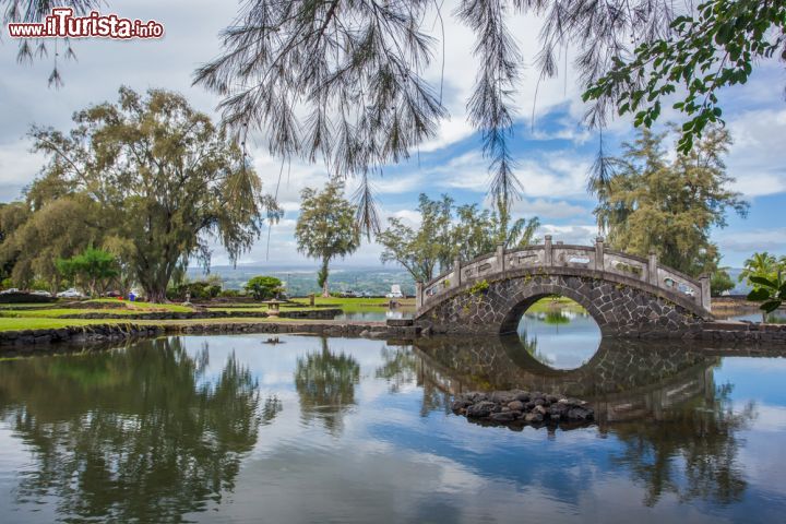 Immagine Un ponticello in pietra nel giardino giapponese di Hilo, Hawaii.